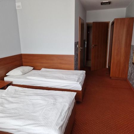 Hotel Podroznik Koszuty Esterno foto