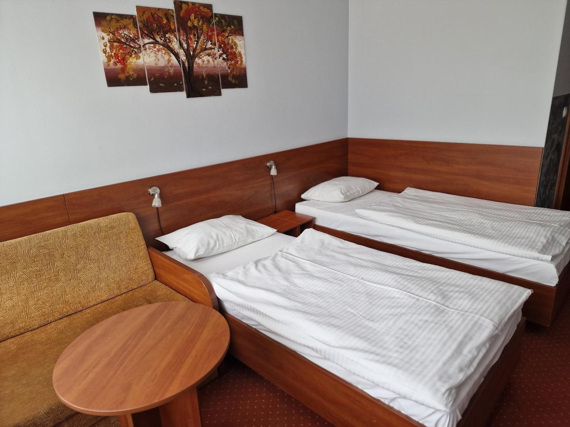 Hotel Podroznik Koszuty Esterno foto