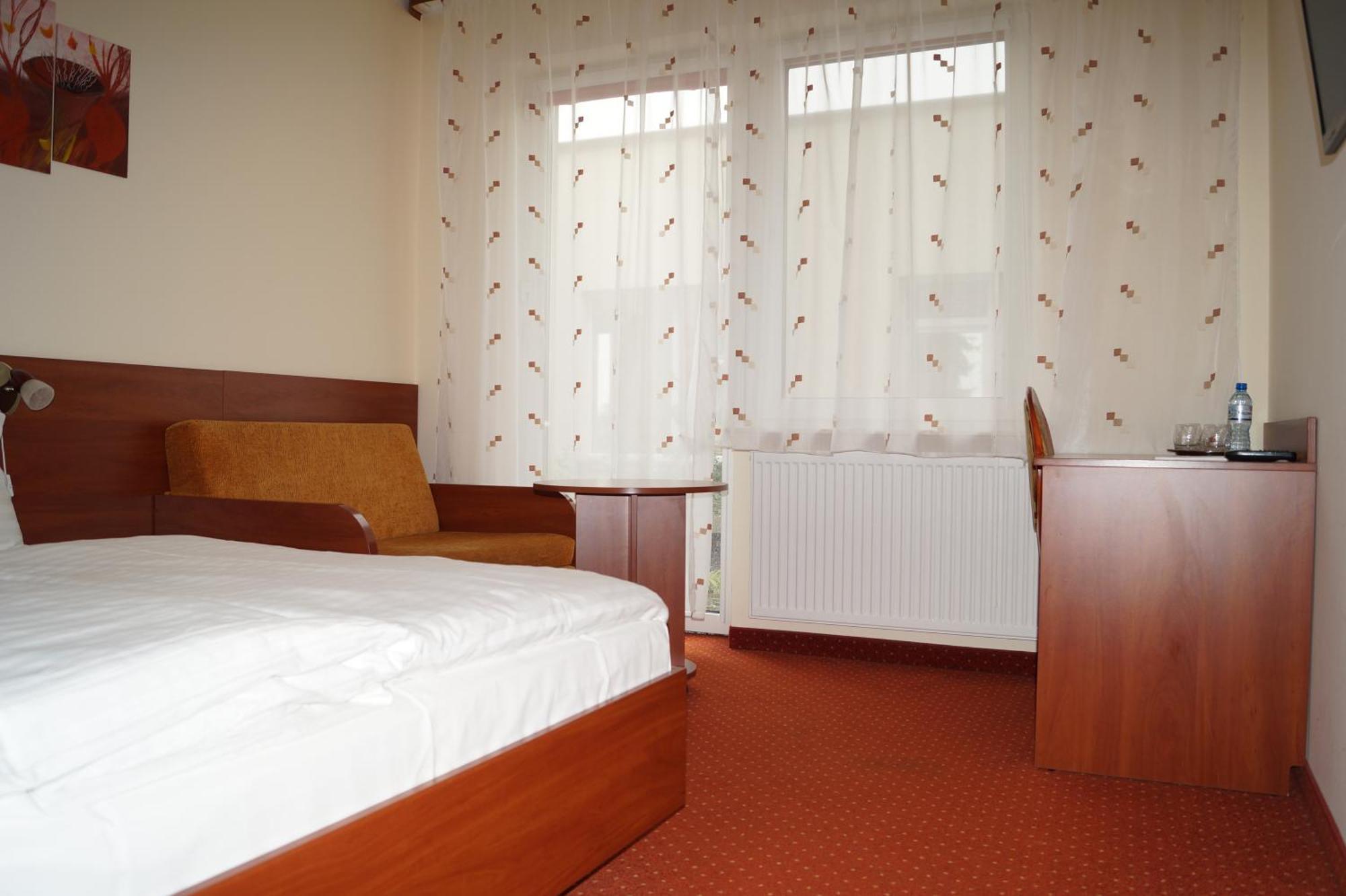 Hotel Podroznik Koszuty Esterno foto