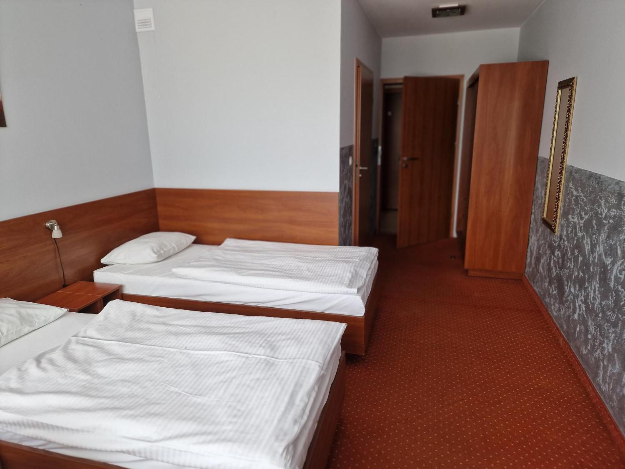 Hotel Podroznik Koszuty Esterno foto