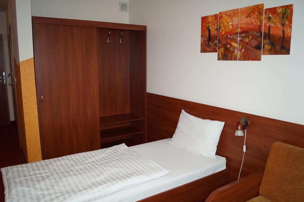 Hotel Podroznik Koszuty Esterno foto