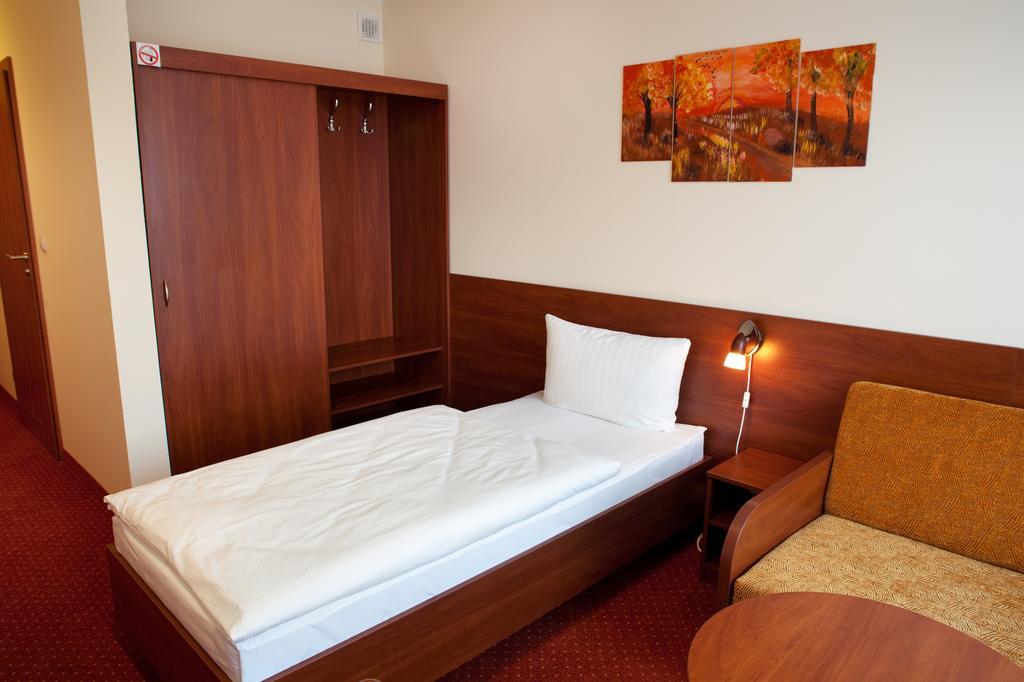 Hotel Podroznik Koszuty Esterno foto