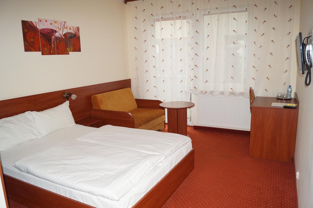 Hotel Podroznik Koszuty Esterno foto